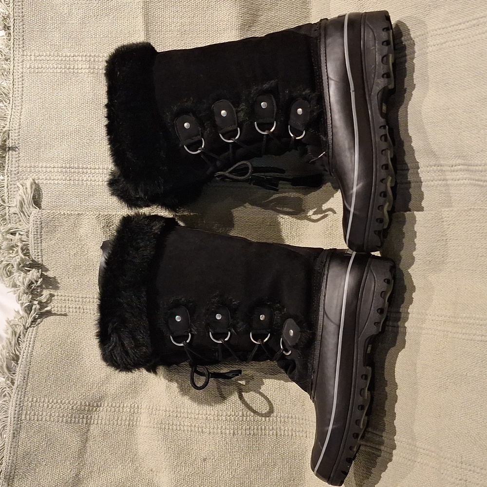 Khombu Artic Black suede and manmade winter weather boots size 9